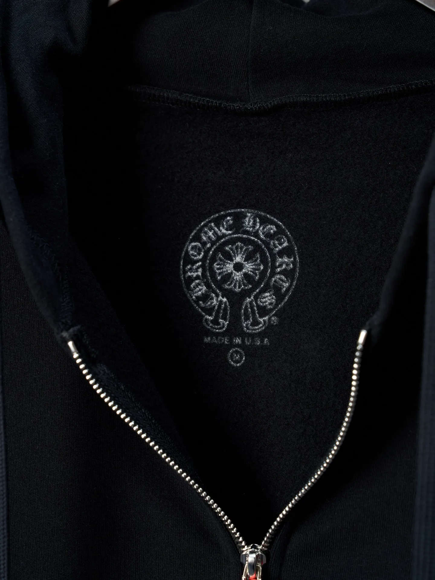 P460 Actual hanging auction】Chrome Hearts/Chrome Heart CH Sanskrit letter printed zipper hooded jacket [Ready stock] S M L Ruggedness and sophistication coexist. The zippered hooded silhouette deconstructs the lazy drape of suede. A rock oracle that whispers that I am the rule. A rebellious ceremony about wearing and performing. Adopt glue printing. The printing has been revised three times by the film screen. Use glue liquid paint to print the pattern on the fabric. The fabric is baked to fix the printed pattern. The fabrics have been washed and have a better hand feel. Not easy to deform. Not easy to shrink. Not easy to fade. Maintain long-term beauty and loose fit.